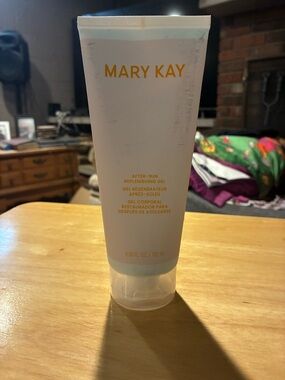 Mary Kay White Tube After-Sun Replenishing Gel with Gold Logo